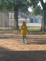 Mała dziewczynka trzyma w ręku mikrofon i śwpiewa piosenkę.