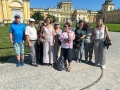 zdjęcie grupowe uczestnikow wycieczki na tle pałacu