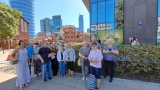 zdjęcie grupowe uczestników wycieczki na tle budynku Muzeum Powstania Warszawskiego
