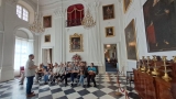 uczestnicy wycieczki podczas zwiedzania Pałacu w Wilanowie