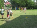 Dzieci biorą udział w zawodach sportowych.