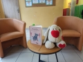 maskotka psa i książka stoją na stoliku