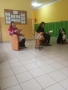 dwie kobiety czytają książki, obok siedzi pies