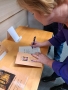 kobieta podpisuje książkę