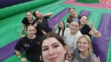 dziewczęta na trampolinach