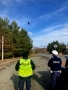 policjanci sterują dronem