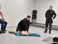 Pierwsza pomoc z wykorzystaniem defibrylatora AED na Uniwersytecie Trzeciego Wieku w Hajnówce