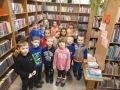 dzieci stoją w bibliotece
