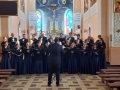 Chór podczas koncertu towarzyszącego w świątynii