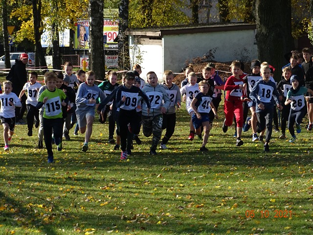 Grupa biegnacych chłopców