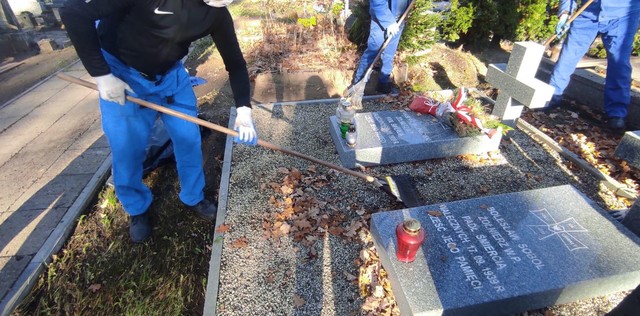 zamiataie liści przy grobach
