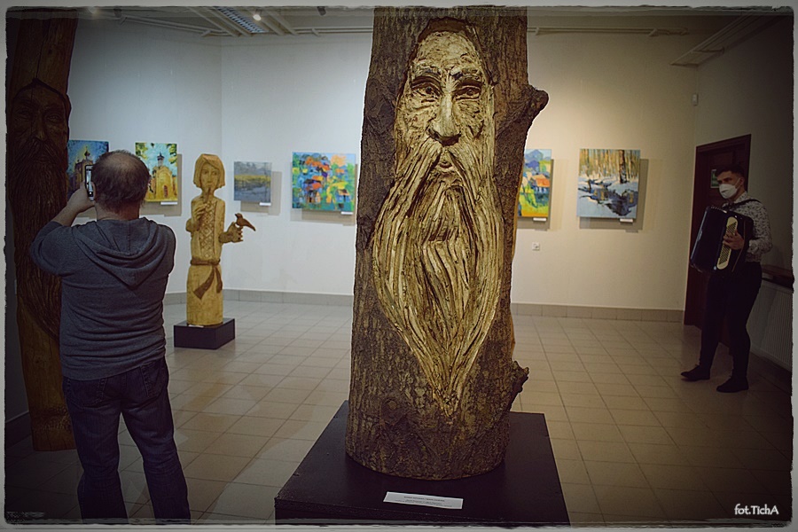W centrum stri duża rzeźba przedstawqiająca mężczyznę z długa brodą, w tle widać wystawę