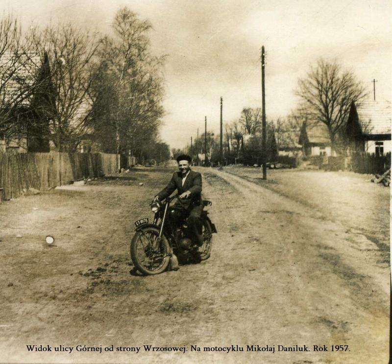 górna mężczyzna na motorze na ulicy 