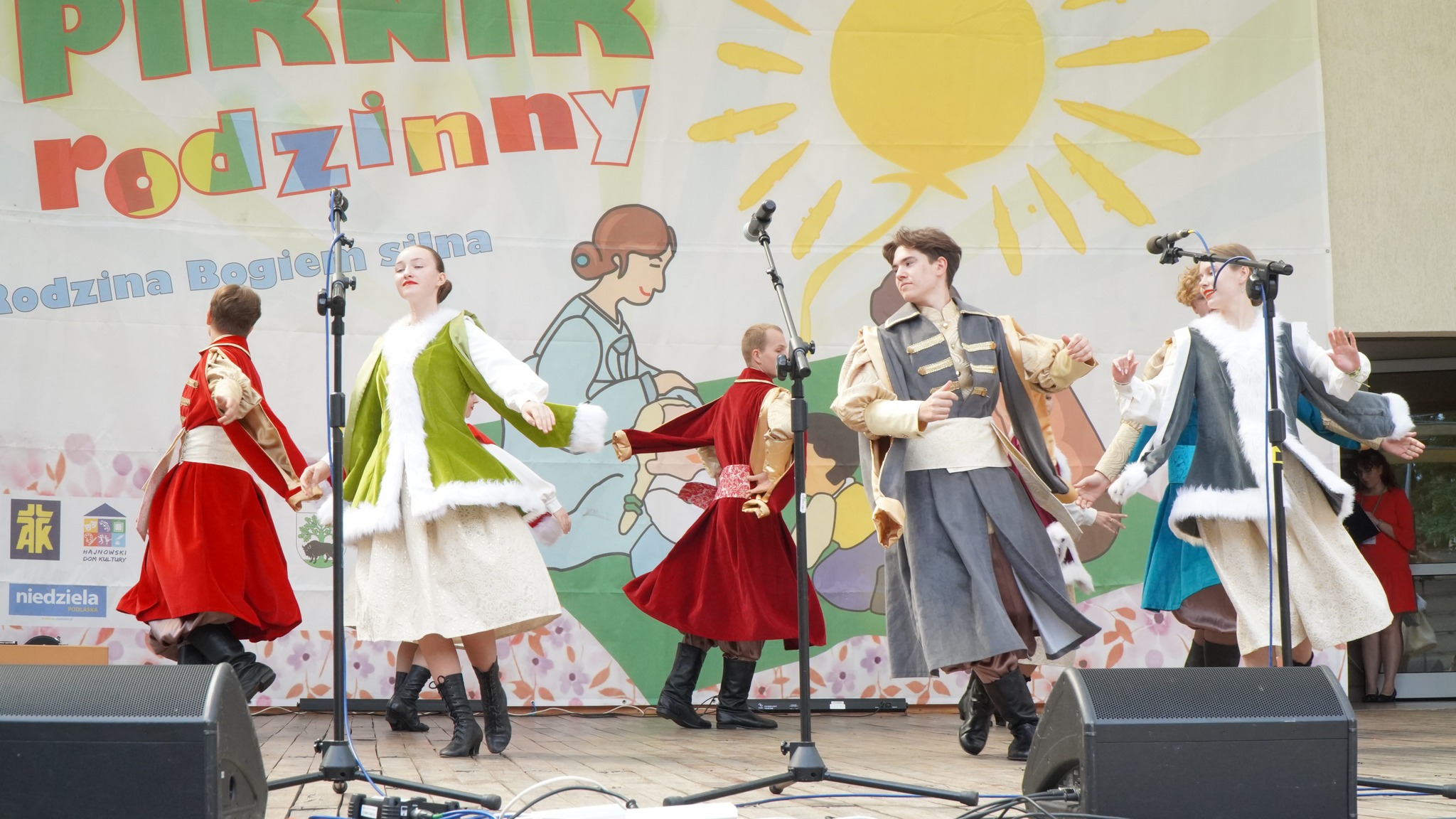 zespól występujący na scenie  Amfiteatru podczas Pikniku Rodzinnego