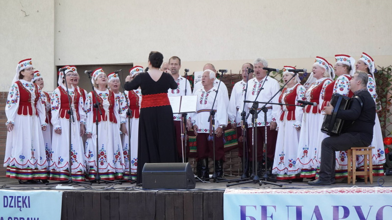 Zdjęcia przedstawiają wystąpienia i występy w Amfiteatrze Miejskim.