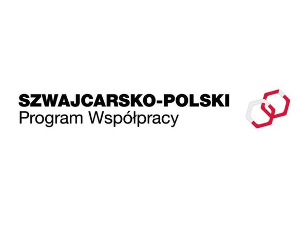 czarno-czerwone logo o treści: Szwajcarsko - Polski Program Współpracy