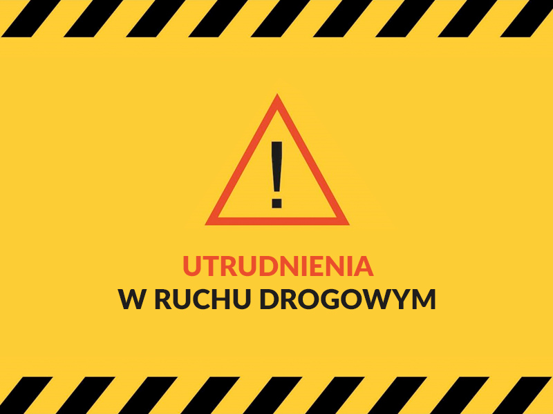 żółty znak drogowy z grafiką i napisem UWAGA ROBOTY DROGOWE