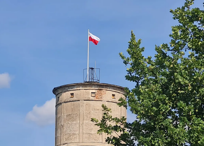 flaga na szczycie wieży