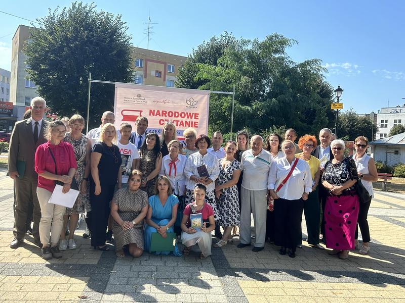 uczestnicy spotkania pry banerze NARODOWE CZYTANIE