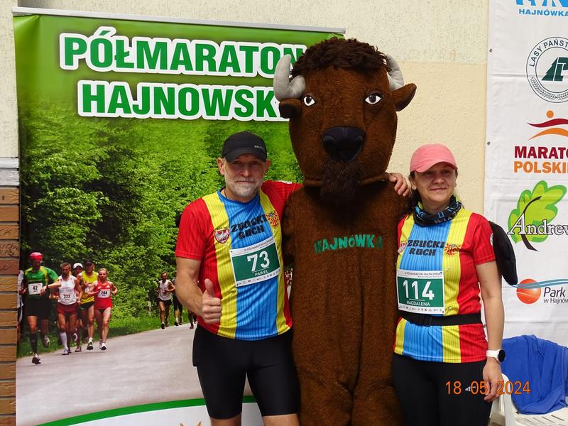 zawodnicy z dużą maskotką żubra