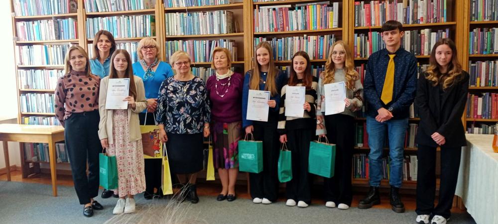 uczestnicy konkursu i komisja