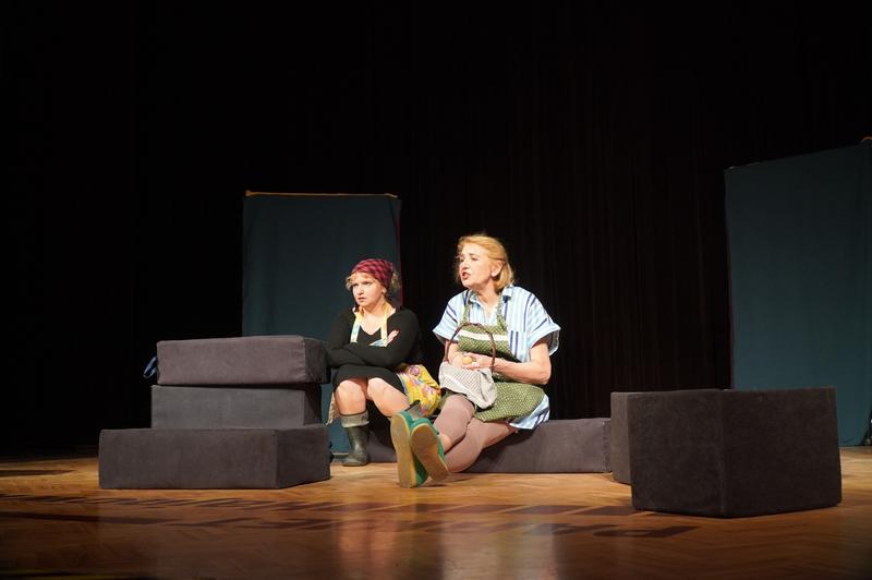 dwie aktorki teatru BaWiMo występujące na scenie HDK