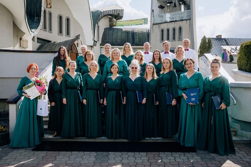 chór pozuje do zdjęcia na schodach do Soboru