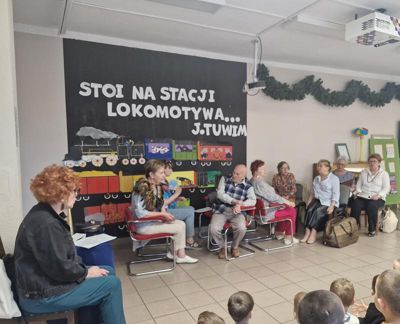 aktorzy występują przed dziećmi