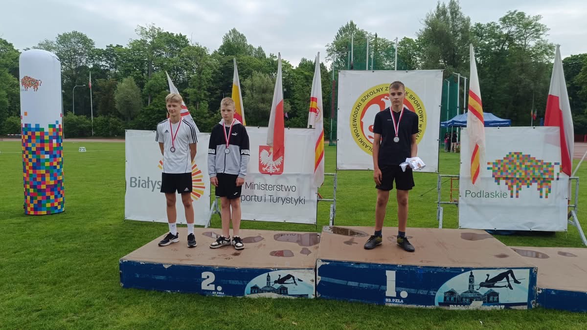 laureaci na podium