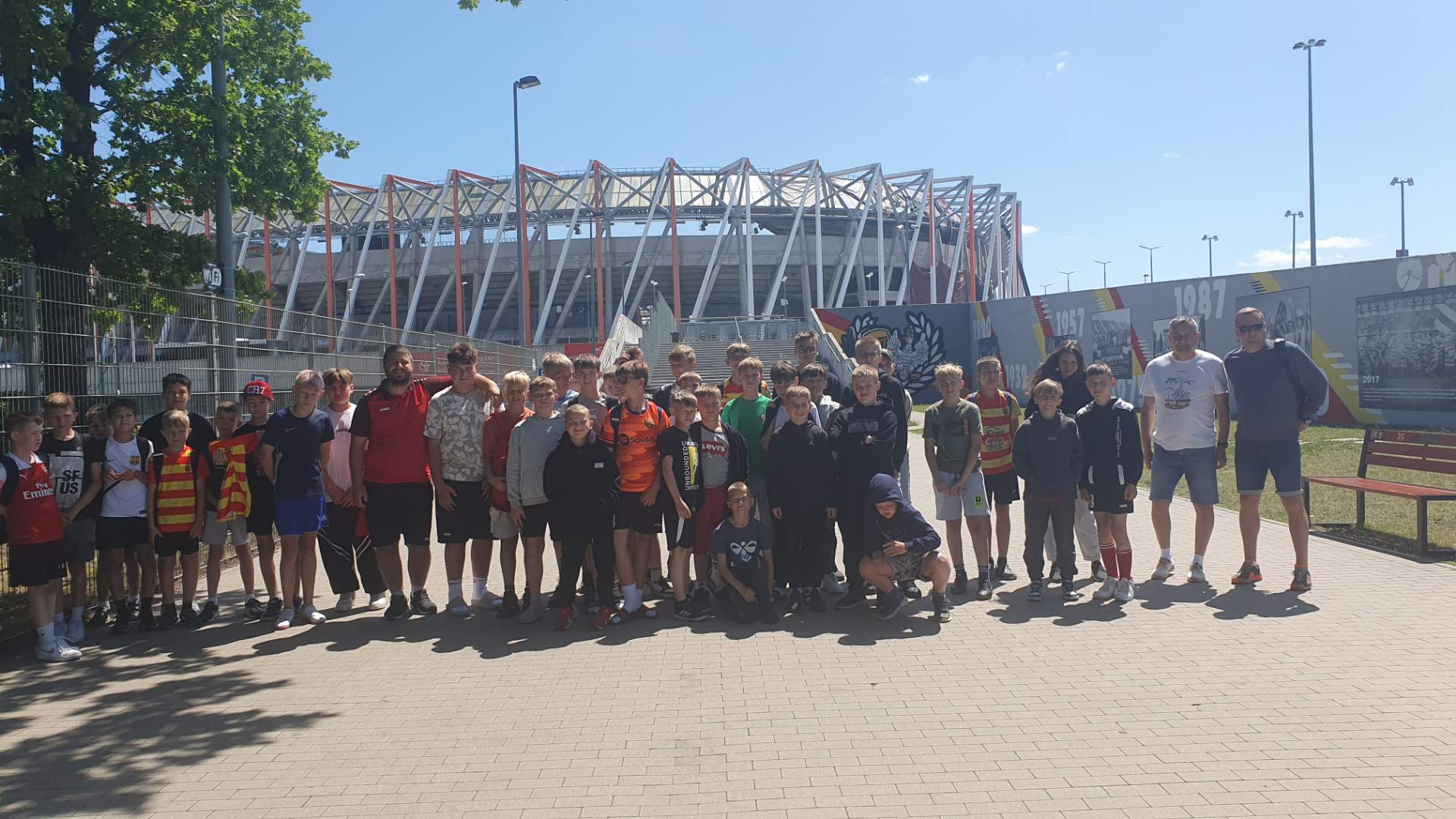 wspołnr zdjęcie drużyny z Litwy i Hajnówki na tle stadionu w Białymstoku