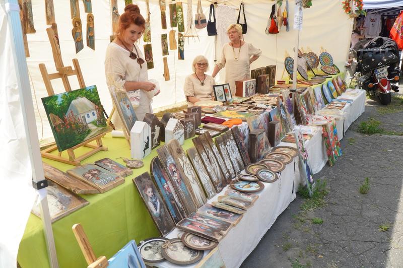 na stołach leżą prace wykonanie na drewnie. 