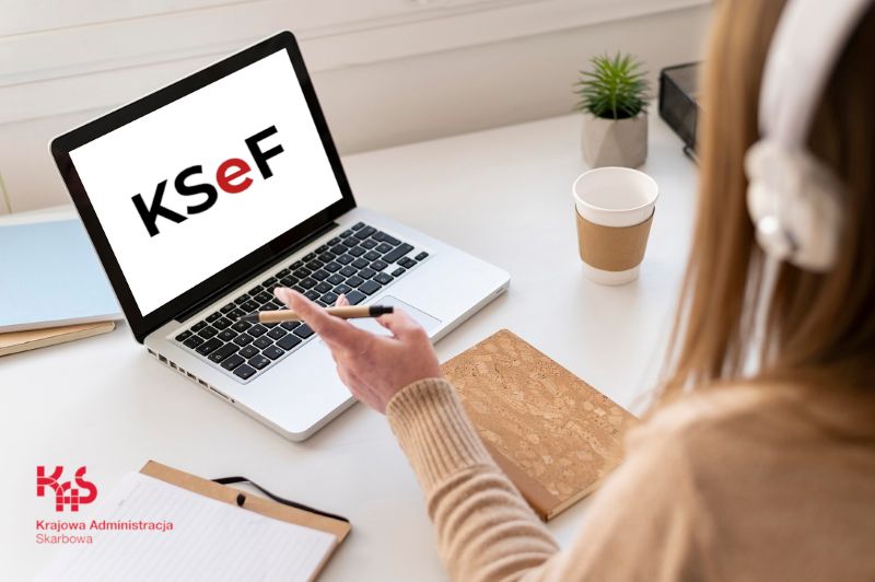 Na laptopie wyświetlone KSeF i logo KAS