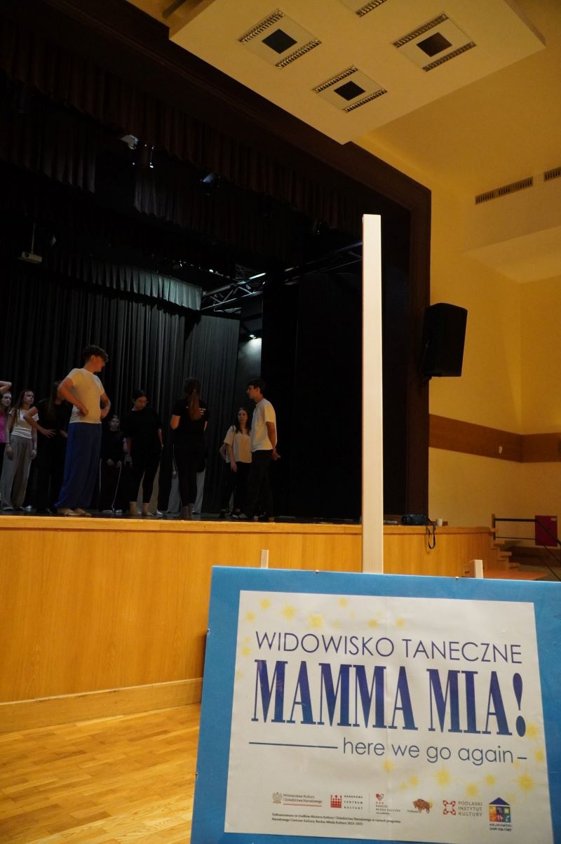 scena, u dołu napis mamma mia