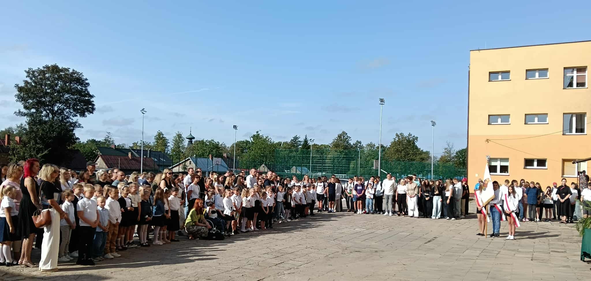 uczniowie zebrani podczas uroczystego apelu inaugurującego rok szkolny