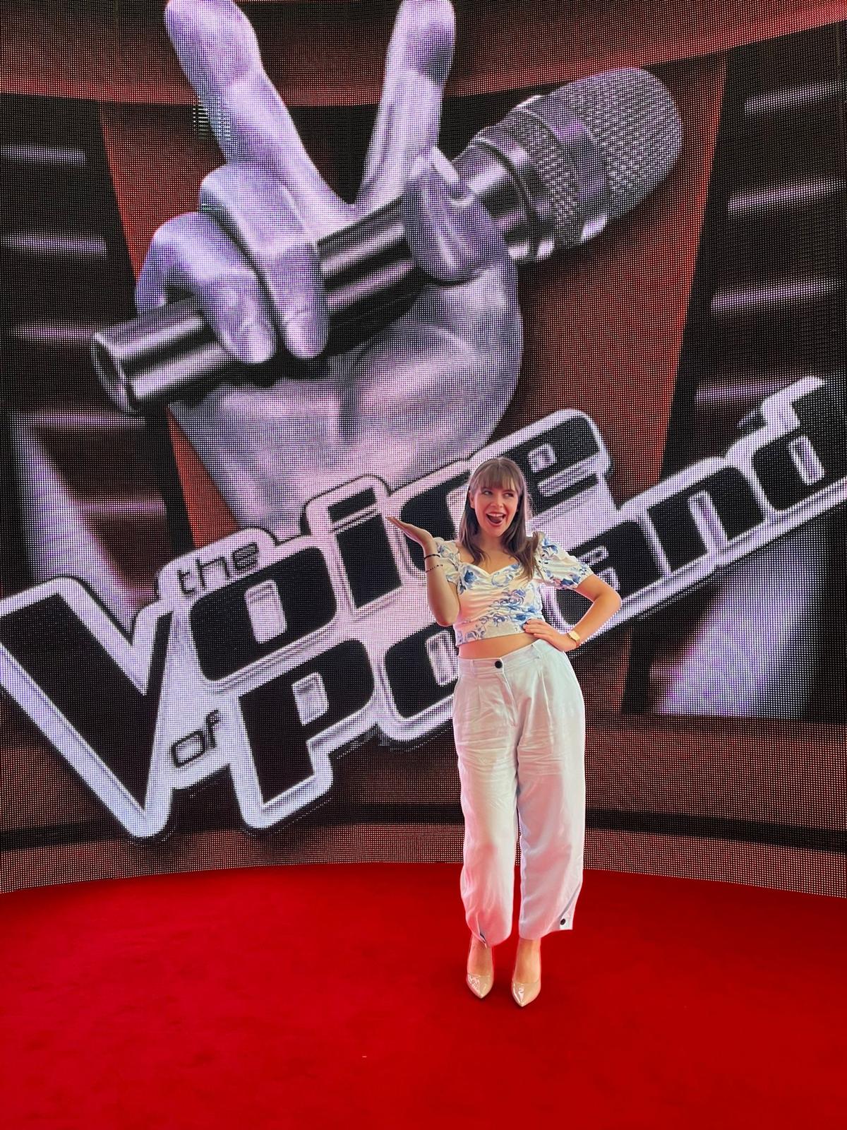 uczestniczka programu na scenie