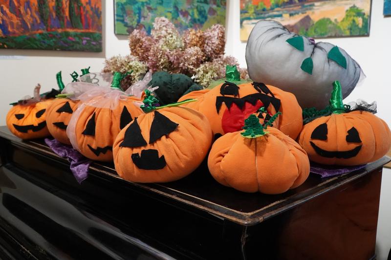 pluszowe dynie wykonane na warsztatach