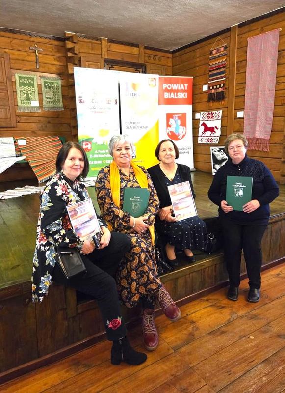 cztery kobiety z dyplomami