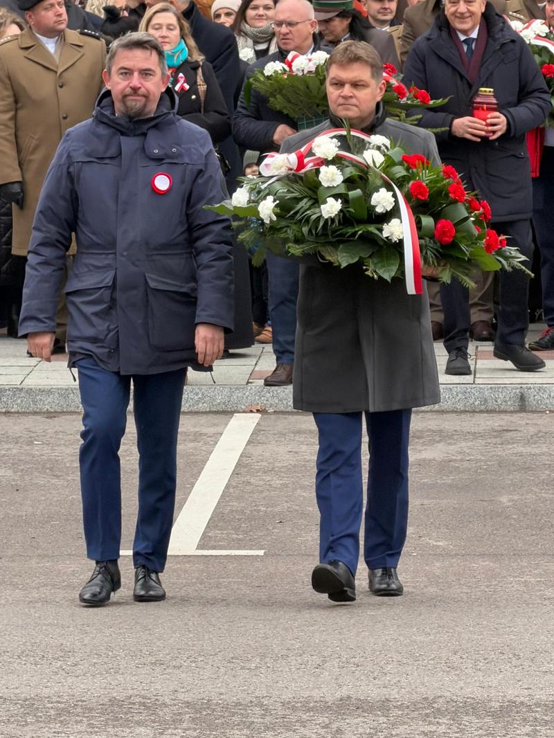 delegacja niesie kwiaty