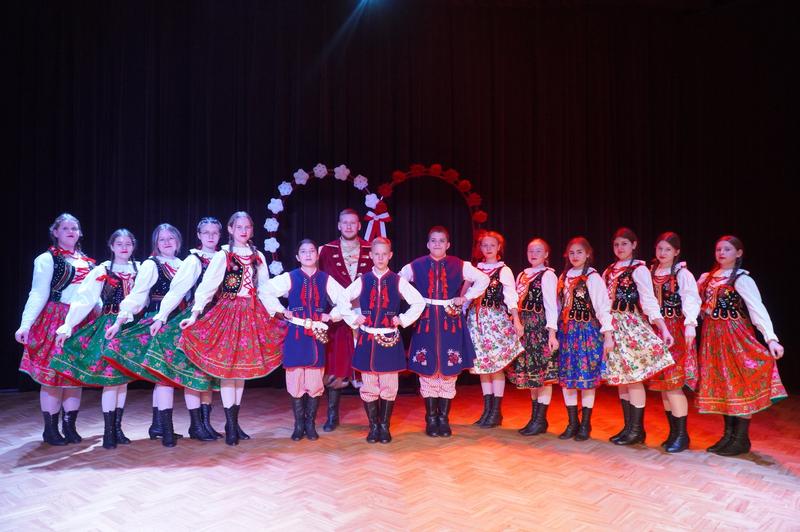 Zespół artystyczny HDK na scenie. W tle scenografia okolicznościowa