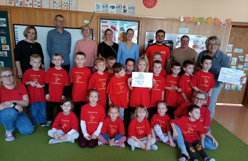 grupa dzieci w czerwonych koszulkach i naczyciele z Polski i Niemiec pozują do zdjęcia