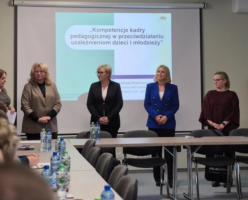 cztery osoby na zdjeciu w tle widać wyświetlaany temat spotkania
