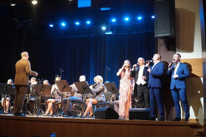 Zesp&oacute;ł i soliści na scenie domu kultury