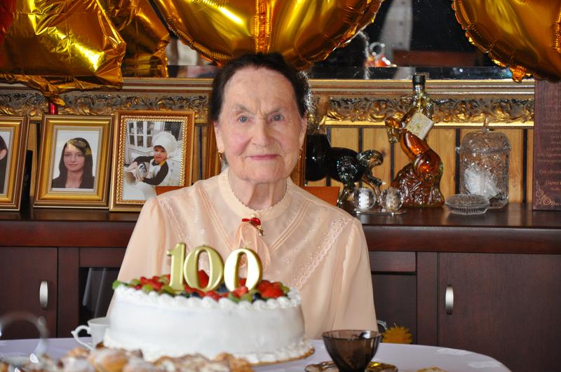 Maria Michalak przy torcie ze świeczkami 100