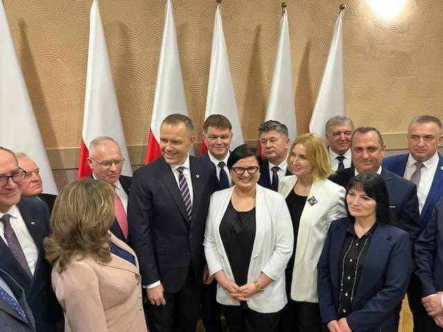 zdjęcie grupowe samorządowc&oacute;w z prezydentem