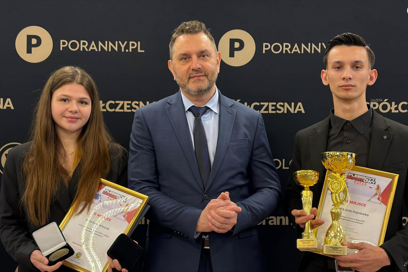 laureaci plebiscytu trzymają dyplomy i statuetki