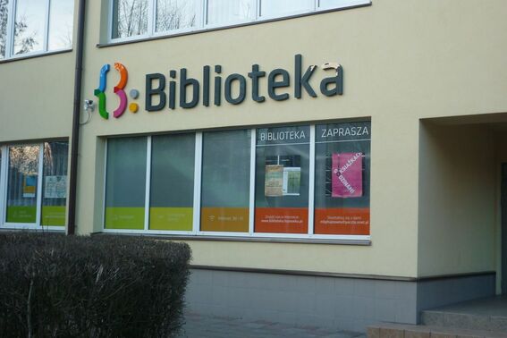 budynek biblioteki z dużym napisem Biblioteka