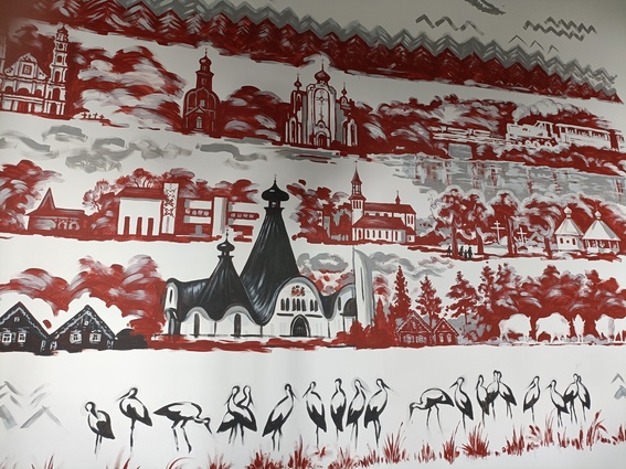 mural w biało-czerwono-czarnych barwach przedstawiający charakterystyczne atrakcje w mieście