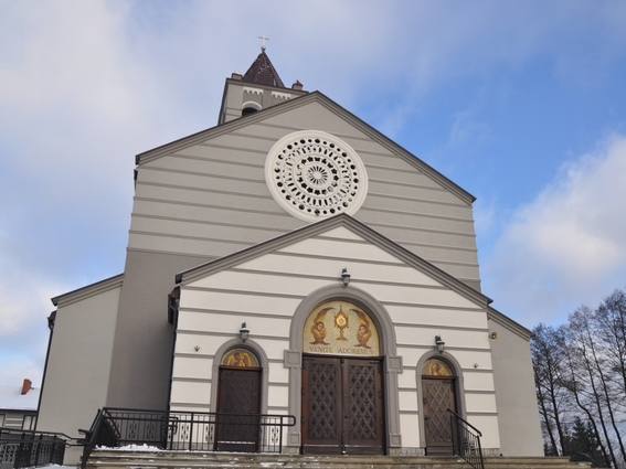 budynek kościoła w szarych barwach i rozetą nad wejściem