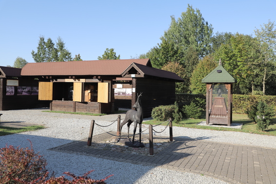 wiaty edukacyjne i figura sarny w "Zaułku Leśnym"