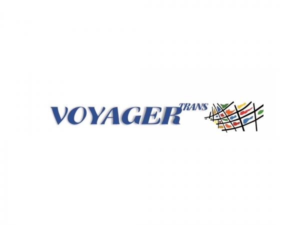 Logo w kształcie poziomego prostokąta. Z lewej stronie niebieski napis Voyager Trans, z prawej linie złożone w czarną siatkę, między nimi kolorowe plamki.